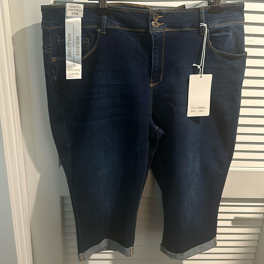 NWT Sandpiper Mid Rise Jegging Capri with five pockets and cuffed bottom.